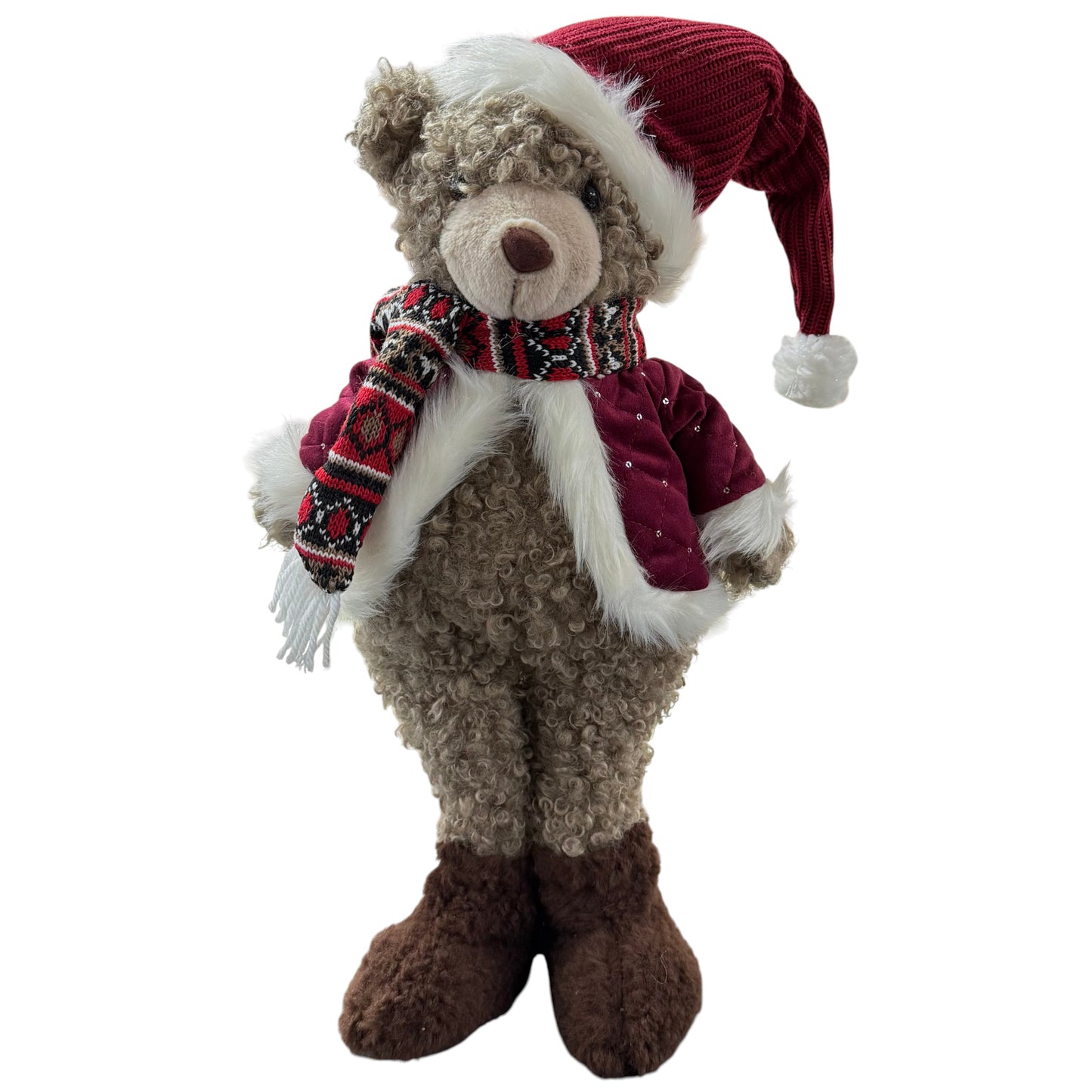 Dekofigur in Form eines Teddys mit beigem Fell, roter Mütze mit weißem Rand, gemustertem Schal in Rot, Schwarz und Weiß und roter Jacke mit weißem Besatz, freigestellt vor weißem Hintergrund.