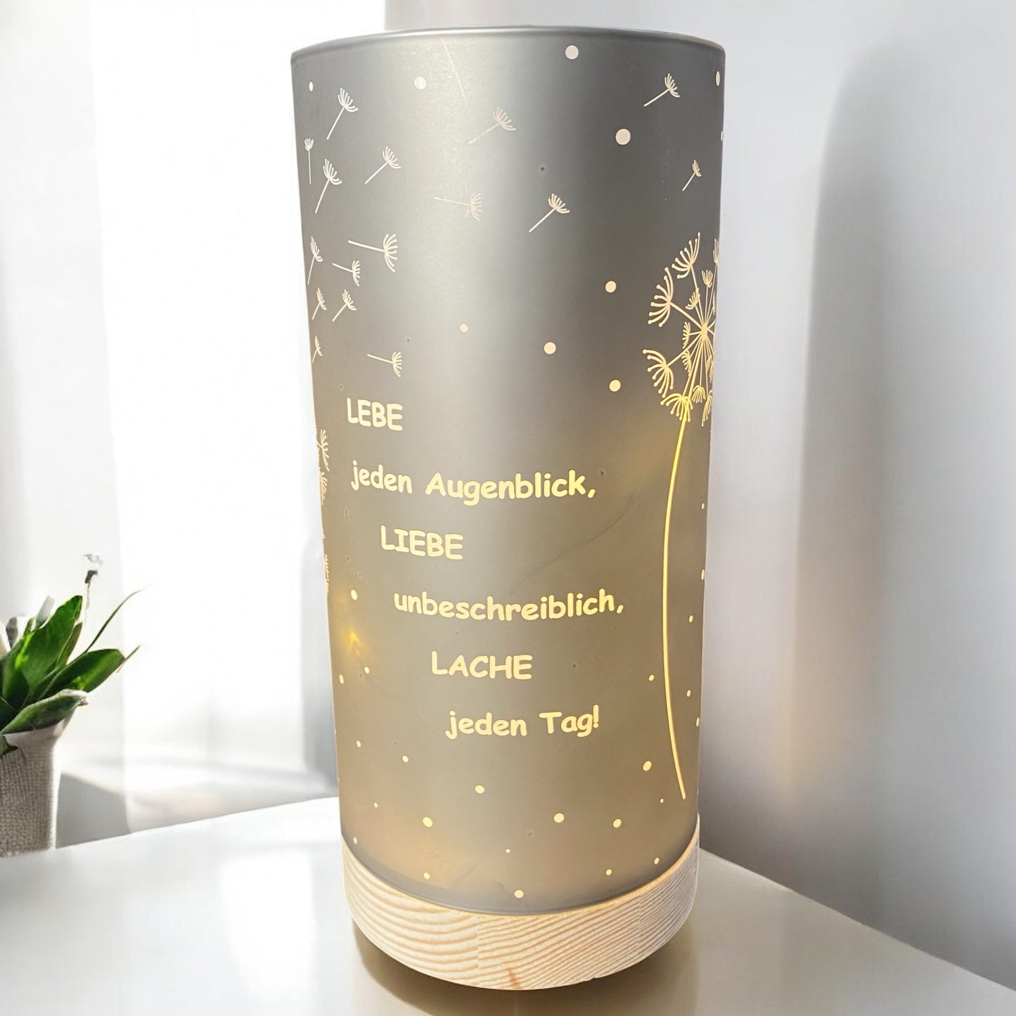 Große Formano LED Dekolicht Säule silber-grau mit Spruch „Lebe jeden Augenblick, liebe unbeschreiblich, lache jeden Tag“ im Ambiente