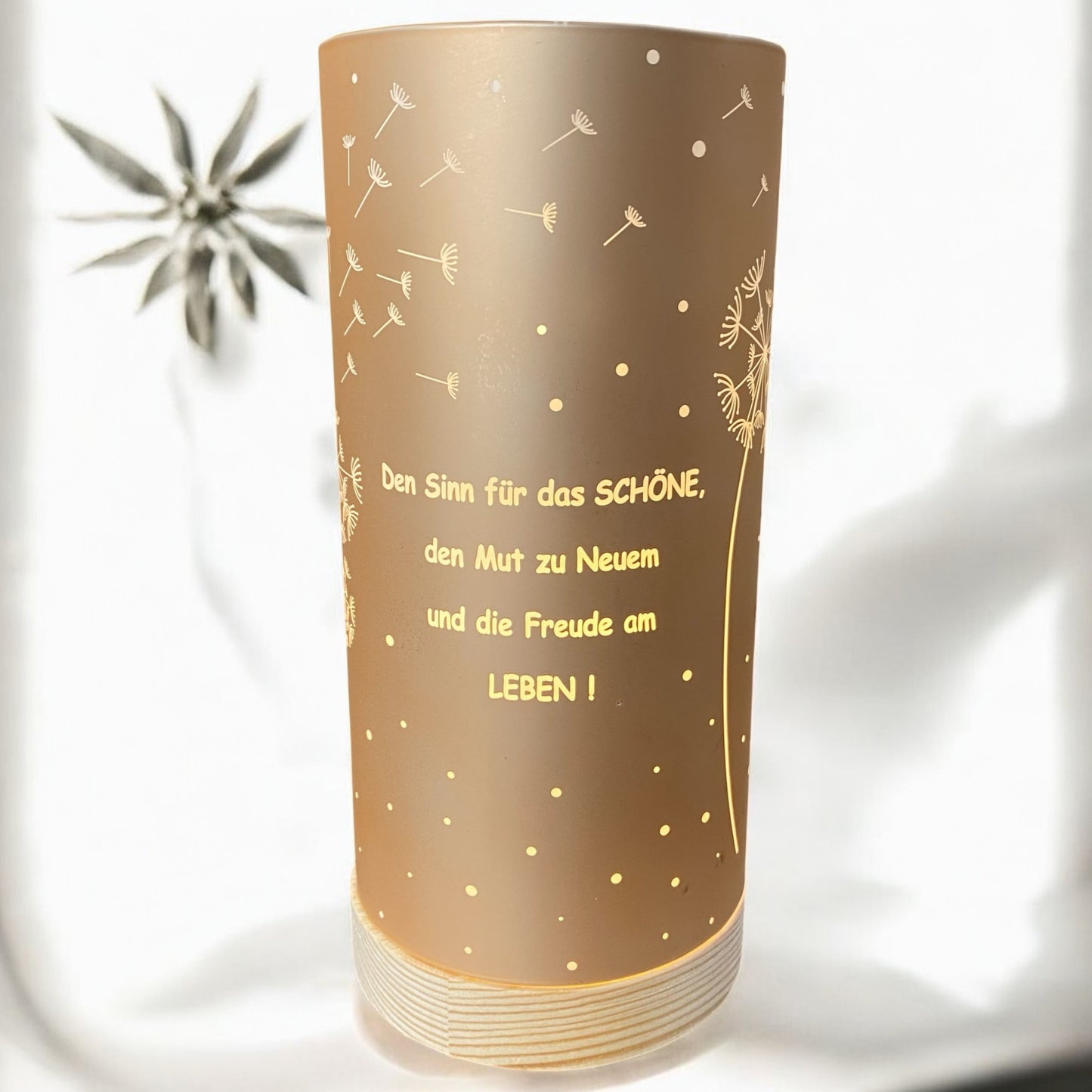 Großes Formano LED Dekolicht Säule lachsfarben mit Spruch „Den Sinn für das Schöne“ im Ambiente