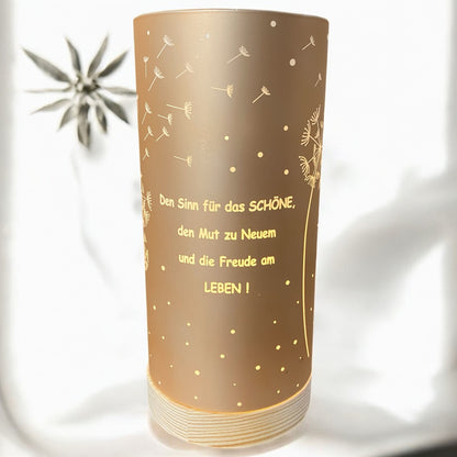 Großes Formano LED Dekolicht Säule lachsfarben mit Spruch „Den Sinn für das Schöne“ im Ambiente