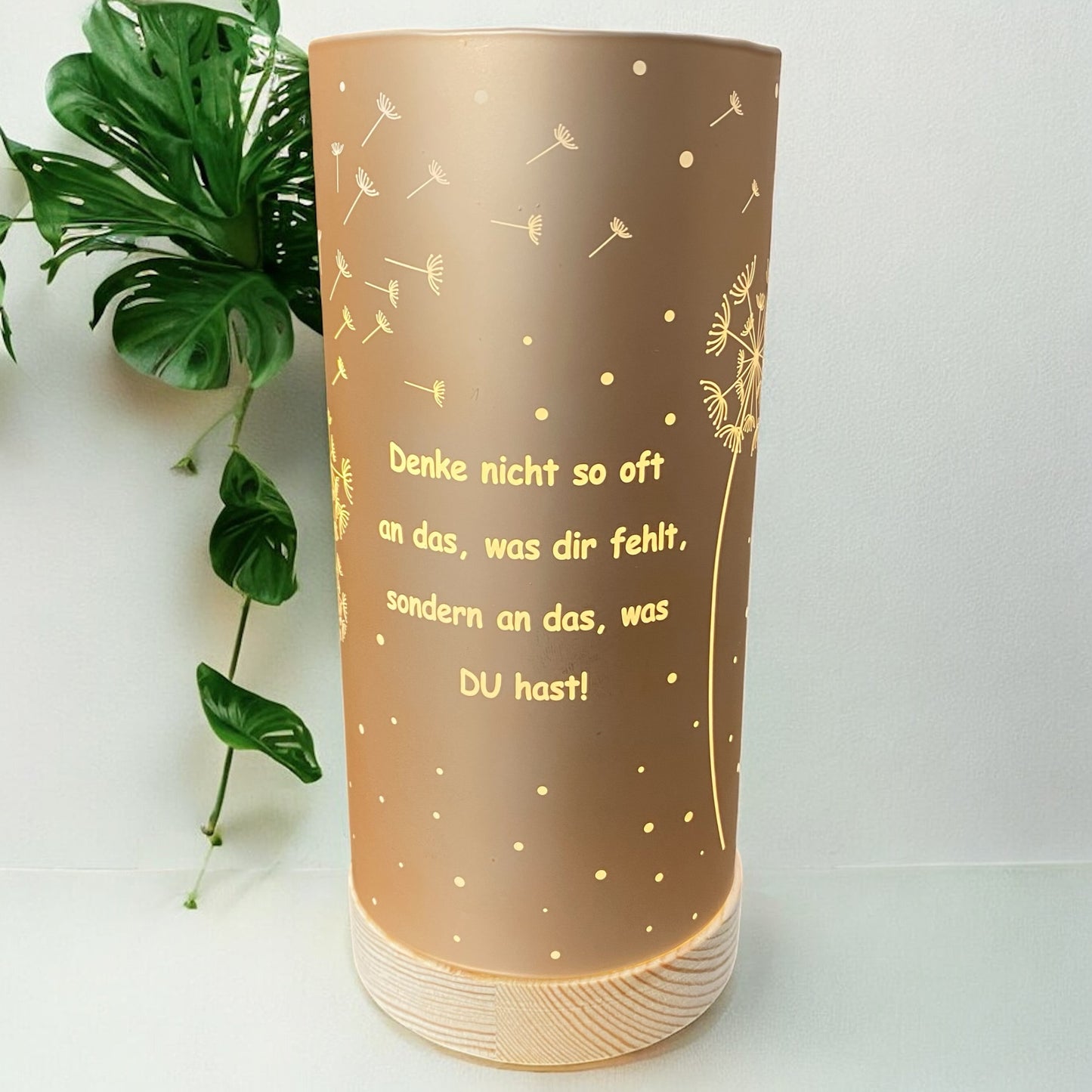 Große Formano LED Dekolicht Säule lachsfarben mit Spruch „Denke nicht so oft an das, was dir fehlt“ im Ambiente