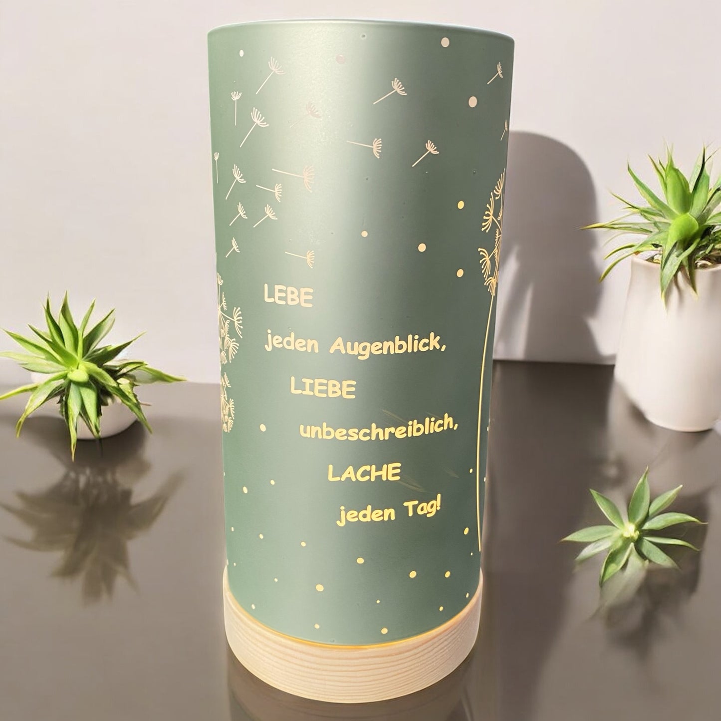 Große Formano LED Dekolicht Säule mint-grün mit Spruch „Lebe jeden Augenblick, liebe unbeschreiblich, lache jeden Tag“ im Ambiente