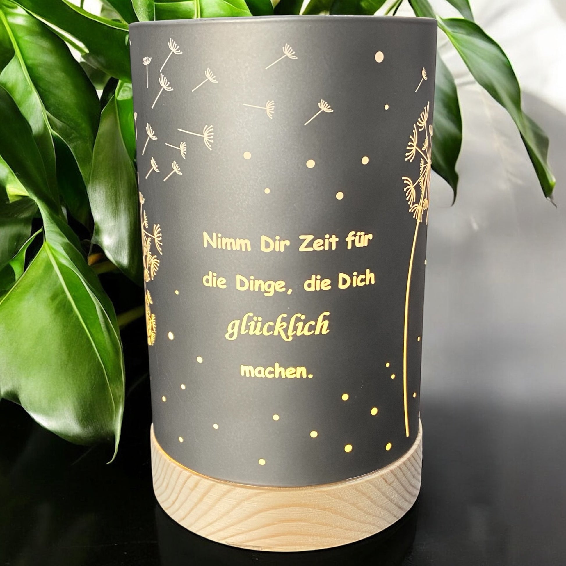Kleine Formano LED Dekolicht Säule silber-grau mit Spruch „Nimm Dir Zeit für die Dinge, die Dich glücklich machen“ im Ambiente