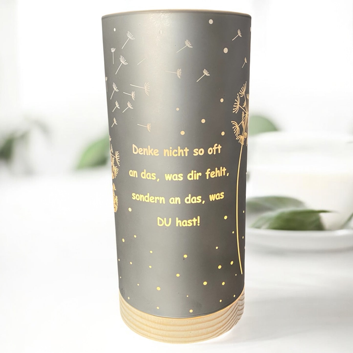 Große Formano LED Dekolicht Säule silber-grau mit Spruch „Denke nicht so oft an das, was dir fehlt“ im Ambiente