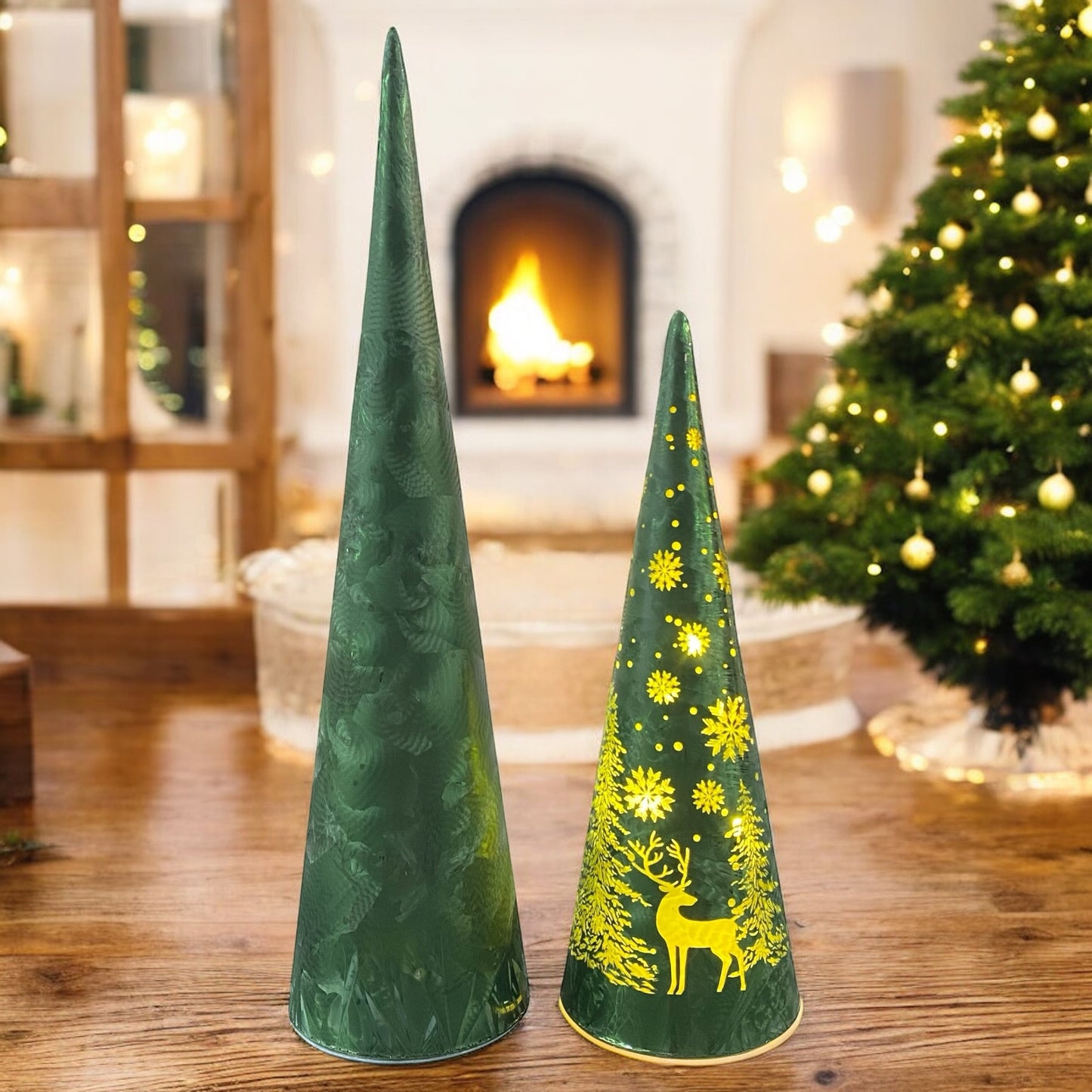 Beleuchtete grüne Glastannenbäume von Formano mit Hirschmotiv und Schneeflocken, festlich im Wohnzimmer dekoriert.