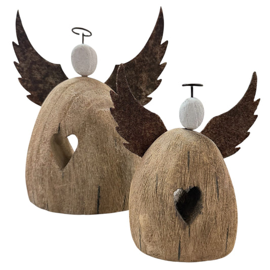 Zwei Dekofiguren in Form von Engeln aus hellbraunem Holz mit sichtbarer Maserung und dunklen Linien, kombiniert mit dunkelbraunen Metallflügeln und weißem Kopf, dargestellt vor weißem Hintergrund.