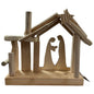 Moderne Holzkrippe in puristischem Design mit klaren Linien und natürlicher Holzoptik. Die Heilige Familie ist als stilisierte Silhouette in die Rückwand integriert, freigestellt vor hellem Hintergrund.