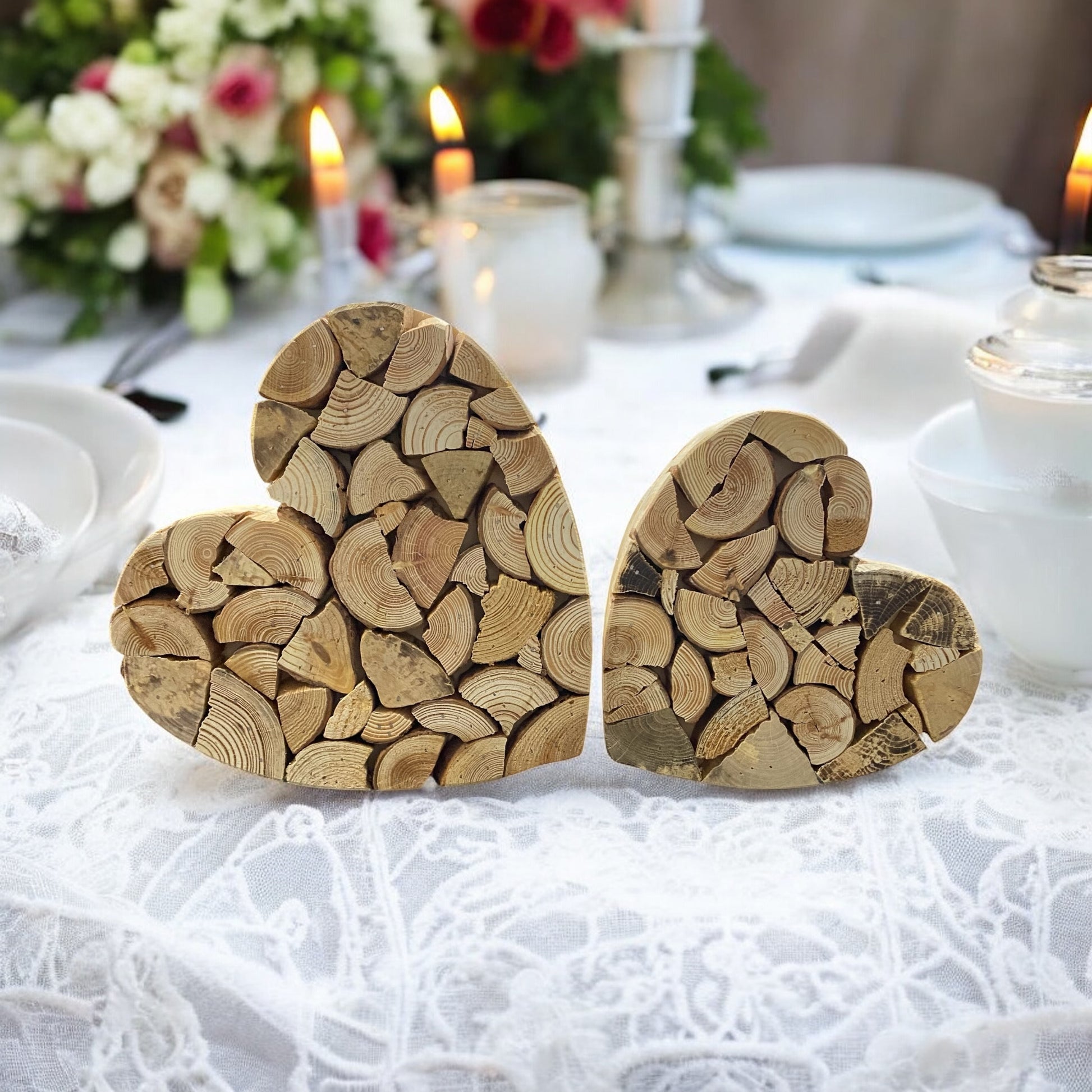 Zwei rustikale Holzherzen Dekoration aus Naturholz als Geschenk für Valentinstag, Muttertag & Hochzeit im Ambiente