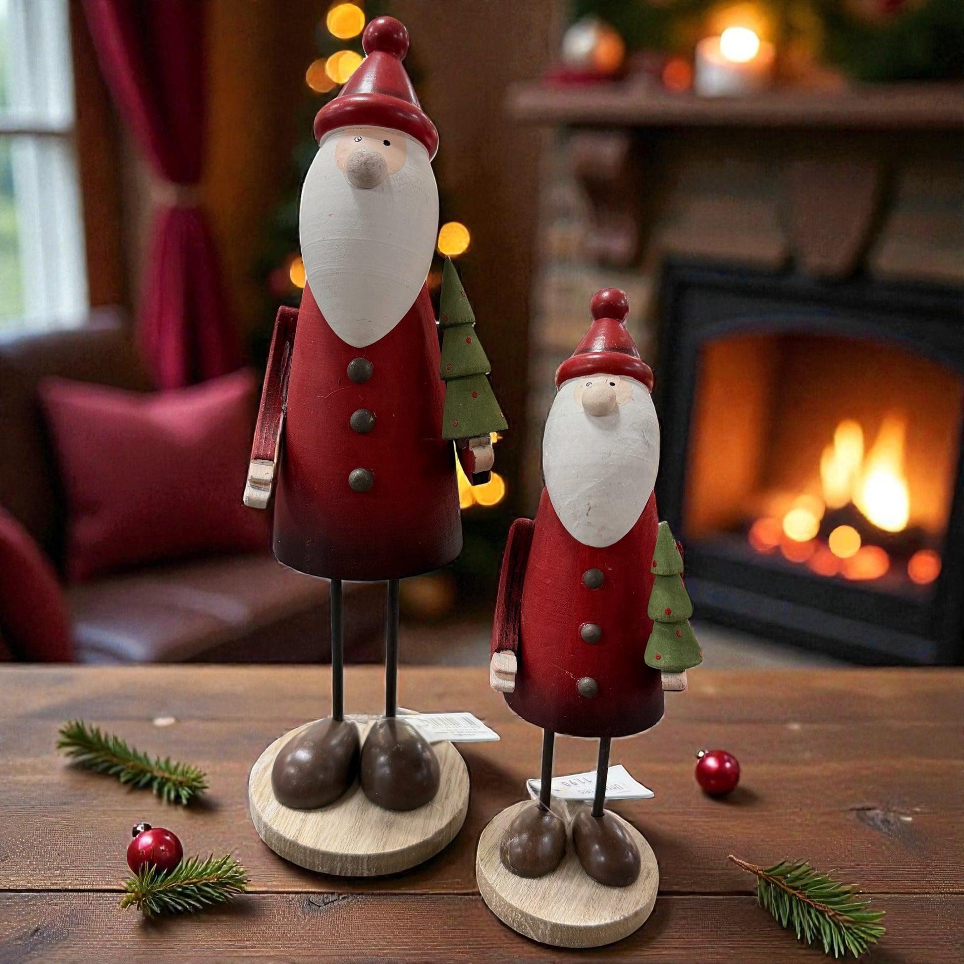 Zwei stehende Nikolausfiguren aus Holz in unterschiedlichen Größen stehen dekorativ vor einem Kamin und sorgen für eine gemütliche Weihnachtsstimmung.