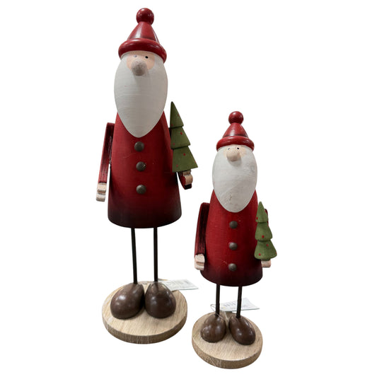 Zwei Holz-Nikolausfiguren in Rot mit Tannenbaum in der Hand sind freigestellt auf weißem Hintergrund dargestellt und zeigen die beiden Größenvarianten.