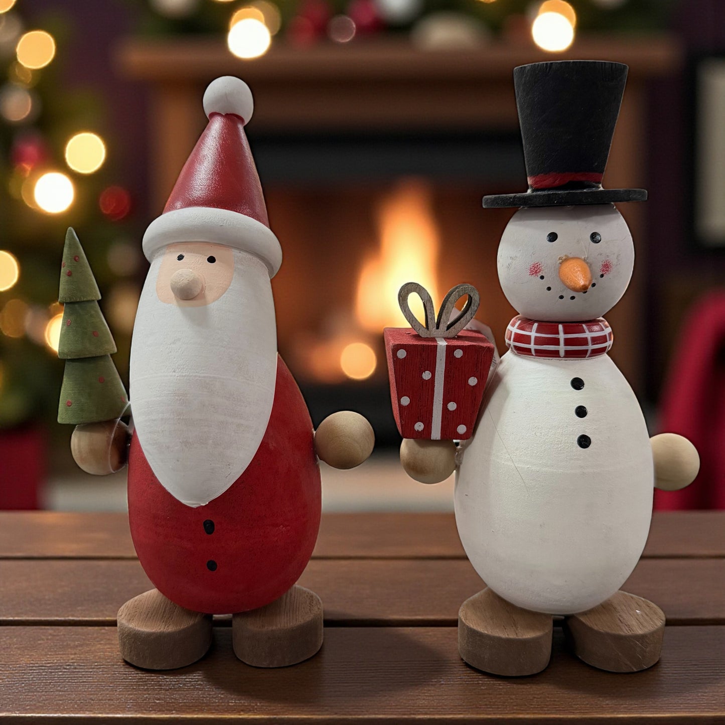 Deko Nikolaus und Schneemann aus Holz stehen gemeinsam vor einem Kamin und bilden eine harmonische Weihnachtsdekoration.