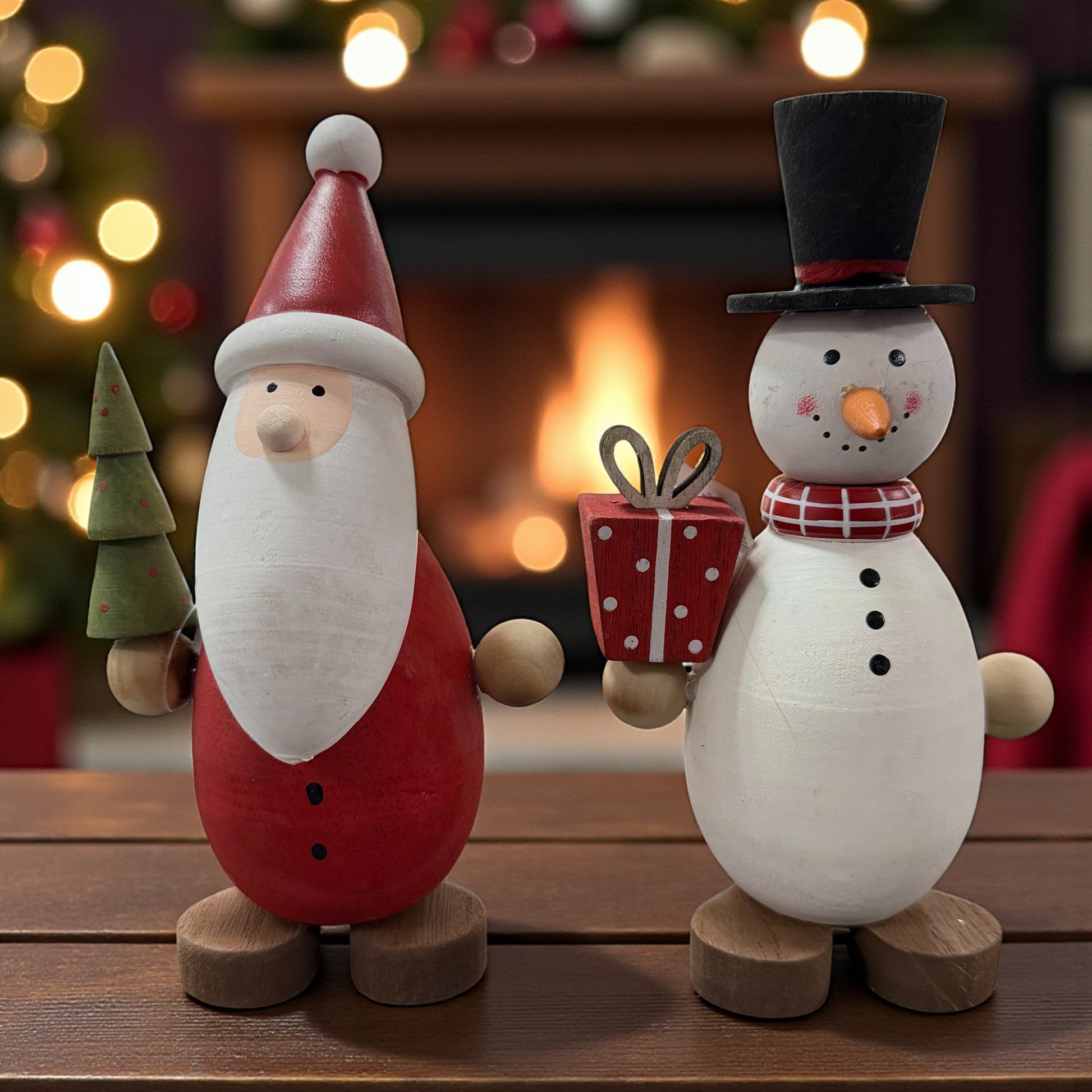Deko Nikolaus und Schneemann aus Holz stehen gemeinsam vor einem Kamin und bilden eine harmonische Weihnachtsdekoration.