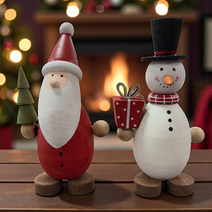 Deko Nikolaus und Schneemann aus Holz stehen gemeinsam vor einem Kamin und bilden eine harmonische Weihnachtsdekoration.
