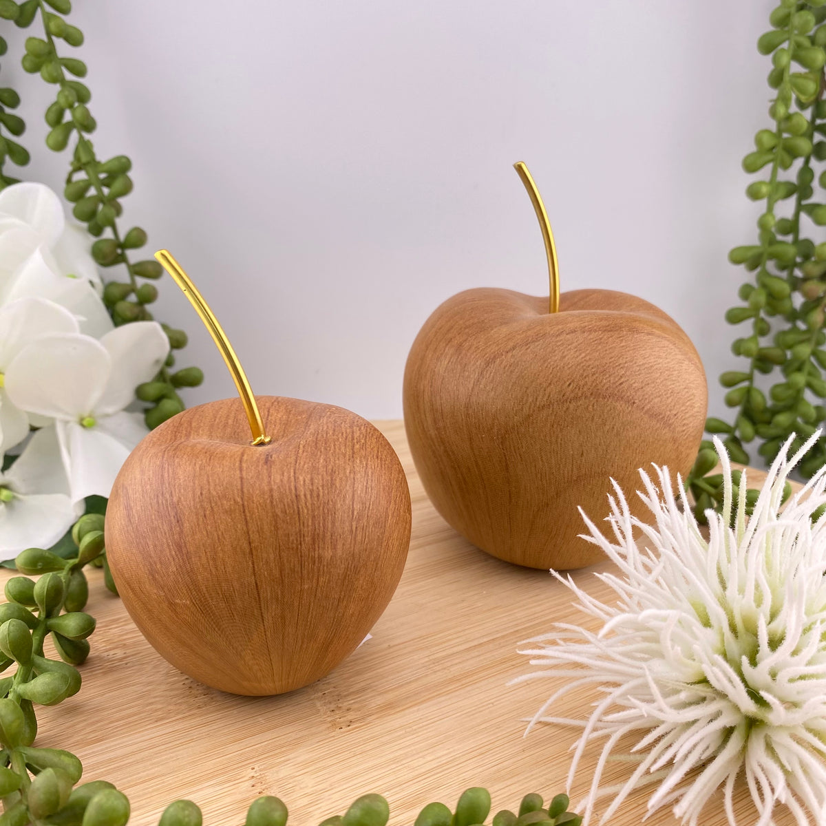 DARO DEKO Keramik Igel Mit Apfel – Set Mit 2 Figuren, Für Garten, Fensterbank & Regal Keramik Figur Igel