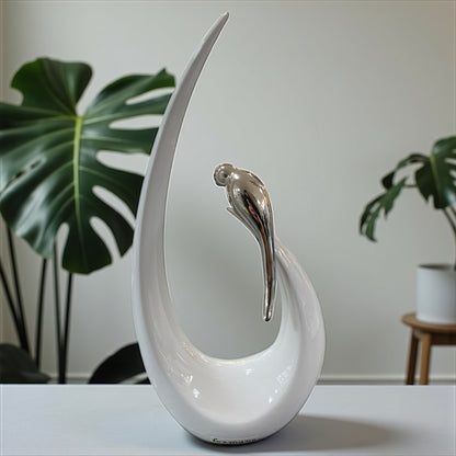 Formano Keramik Deko-Objekt in Weiß mit silbernem Vogel, stilvoll arrangiert im modernen Wohnambiente mit Pflanzen
