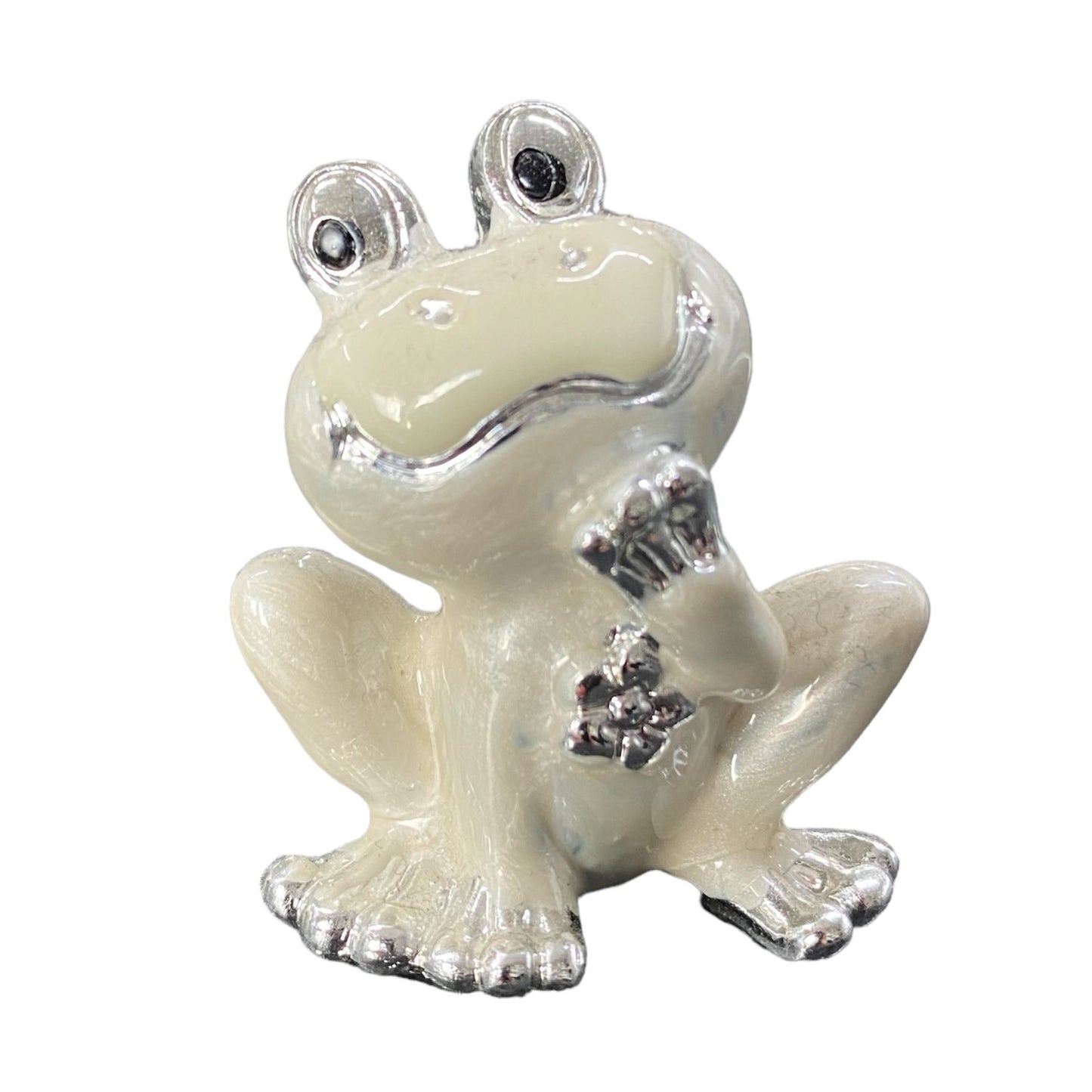 Mini Dekofrosch in Perlmutt Silber vor weißem Hintergrund