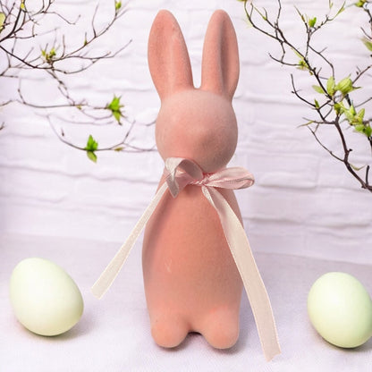 Kleiner Deko Osterhase  mit Schleife von Formano in Rosa im Ambiente