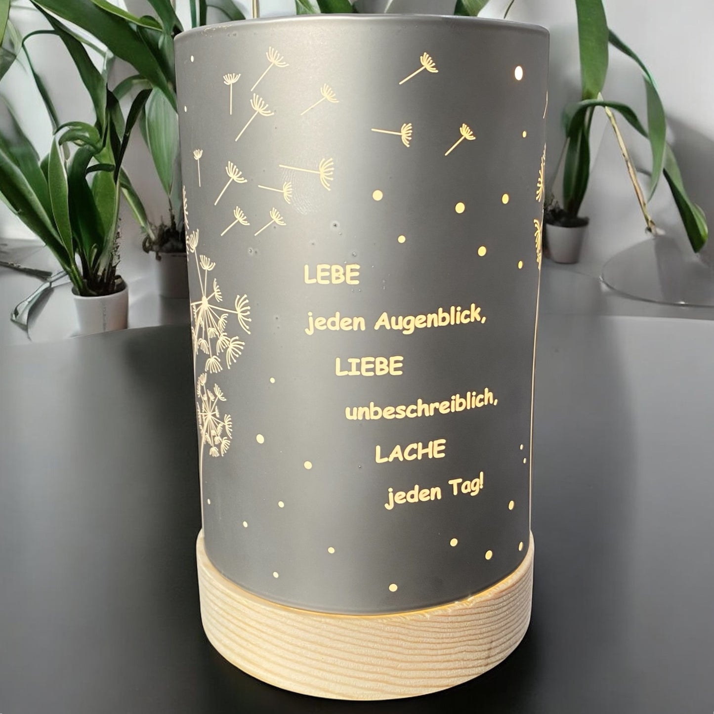 Kleine Formano LED Dekolicht Säule silber-grau mit Spruch „Lebe jeden Augenblick, liebe unbeschreiblich, lache jeden Tag“ im Ambiente