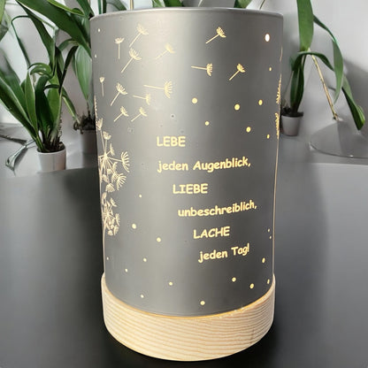 Kleine Formano LED Dekolicht Säule silber-grau mit Spruch „Lebe jeden Augenblick, liebe unbeschreiblich, lache jeden Tag“ im Ambiente
