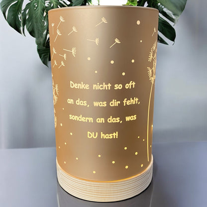 Kleines Formano LED Dekolicht Säule lachsfarben mit Spruch „Denke nicht so oft an das, was dir fehlt“ im Ambiente