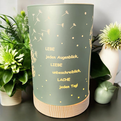 Kleine Formano LED Dekolicht Säule mint-grün mit Spruch „Lebe jeden Augenblick, liebe unbeschreiblich, lache jeden Tag“ im Ambiente