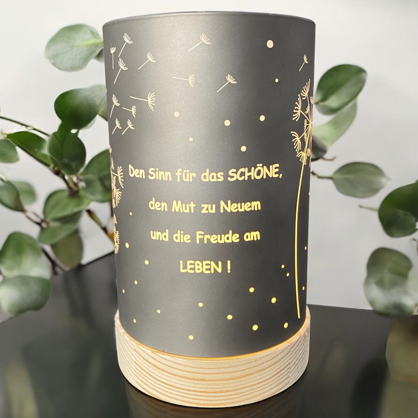 Kleine Formano LED Dekolicht Säule grau-silber mit Spruch „Den Sinn für das Schöne“ im Ambiente