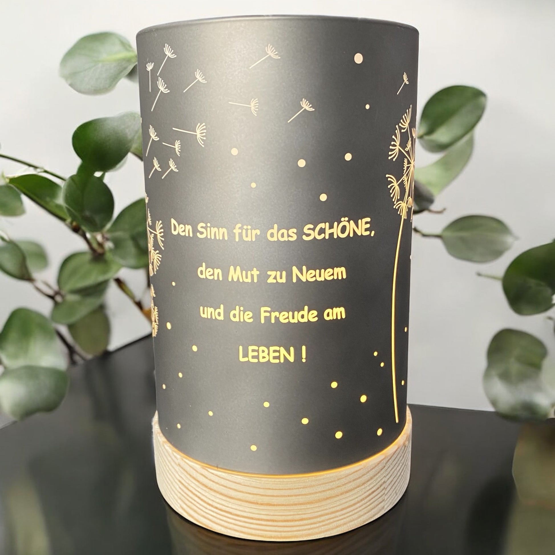 Kleine Formano LED Dekolicht Säule grau-silber mit Spruch „Den Sinn für das Schöne“ im Ambiente