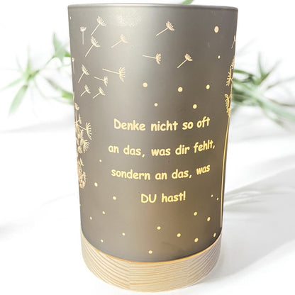 Kleine Formano LED Dekolicht Säule silber-grau mit Spruch „Denke nicht so oft an das, was dir fehlt“ im Ambiente