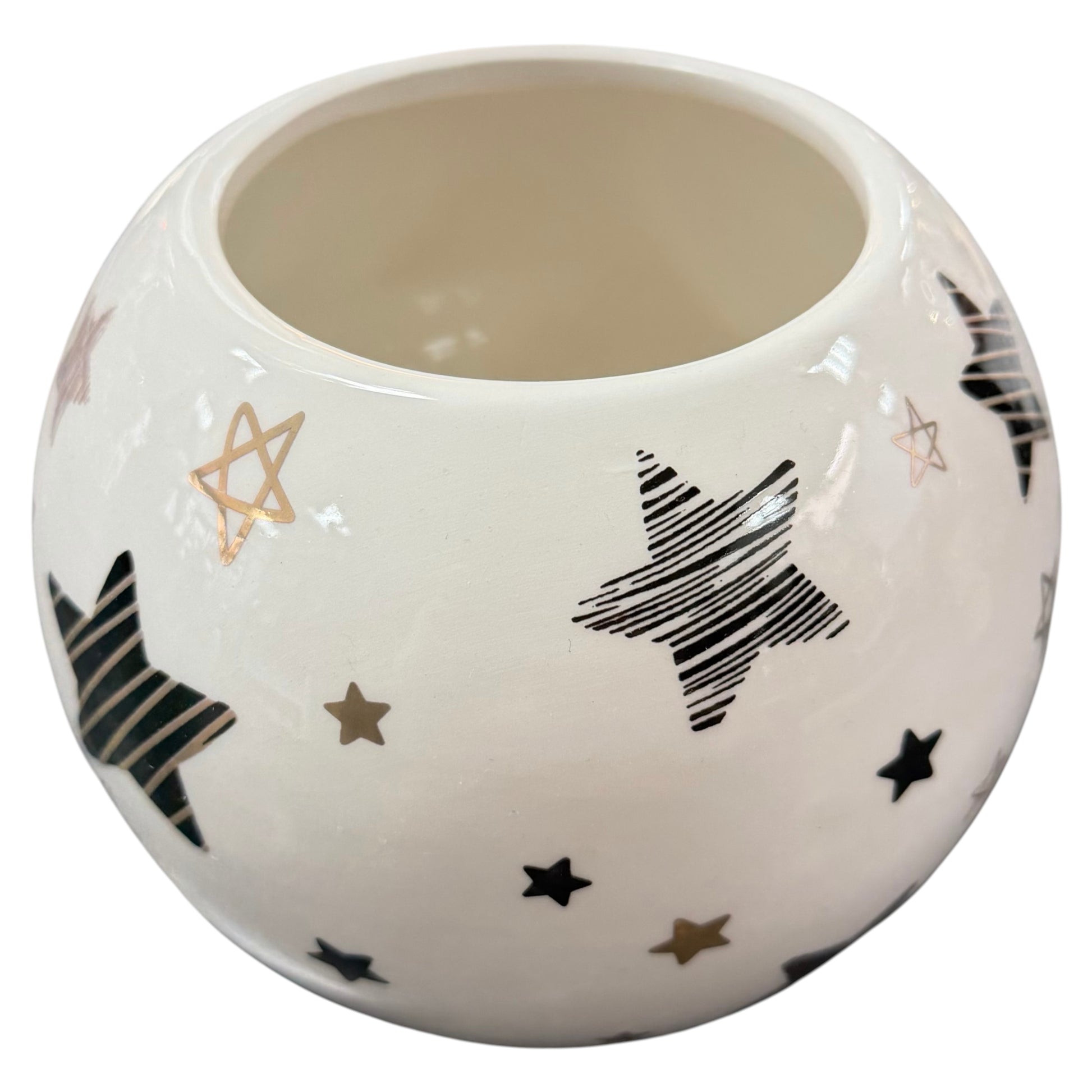 Kugelförmige Vase aus weißer Keramik mit schwarzen und goldfarbenen Sternmotiven, freigestellt vor weißem Hintergrund.