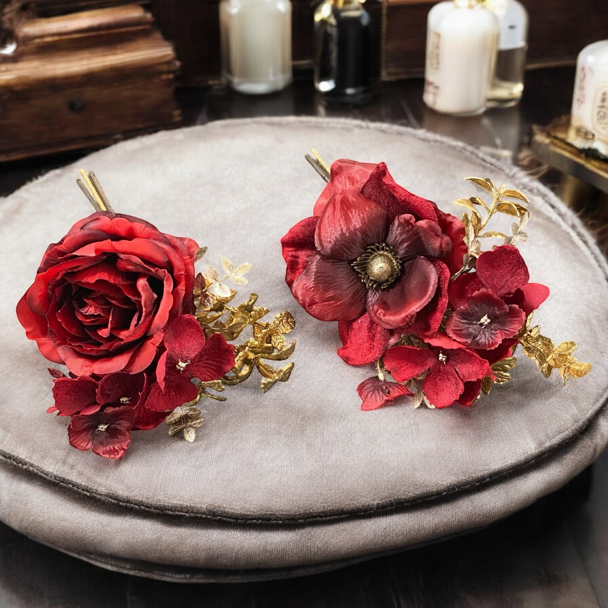 Formano Kunstblumen Rose und Mohnblume in Rot-Gold, dekorativ arrangiert auf Samtkissen im festlichen Ambiente.