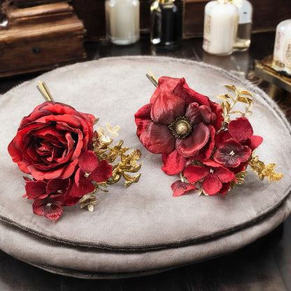 Formano Kunstblumen Rose und Mohnblume in Rot-Gold, dekorativ arrangiert auf Samtkissen im festlichen Ambiente.