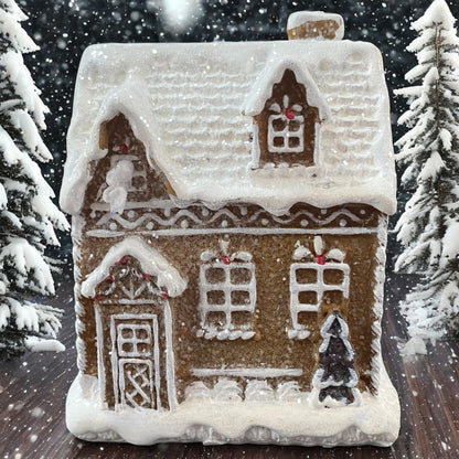 Formano Lebkuchenhaus mit LED-Beleuchtung, stimmungsvoll im Schnee mit Tannenbäumen dekoriert.