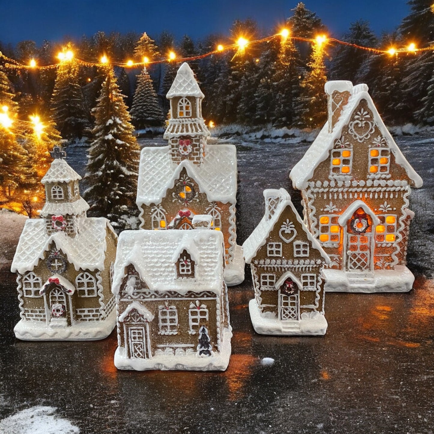 Beleuchtete Formano Lebkuchenhäuser in winterlicher Schneelandschaft mit Lichterkette im Hintergrund.