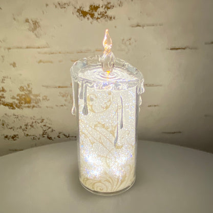 Mittlere Acryl Kerze mit goldenen Ornamenten im Ambiente beleuchtet