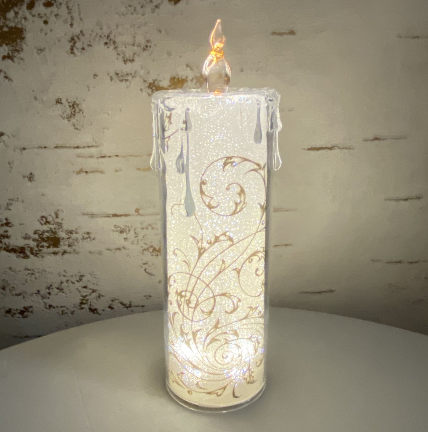 Große Acryl Kerze mit goldenen Ornamenten im Ambiente beleuchtet