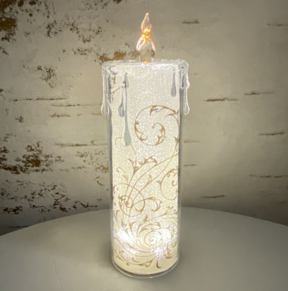 Große Acryl Kerze mit goldenen Ornamenten im Ambiente beleuchtet