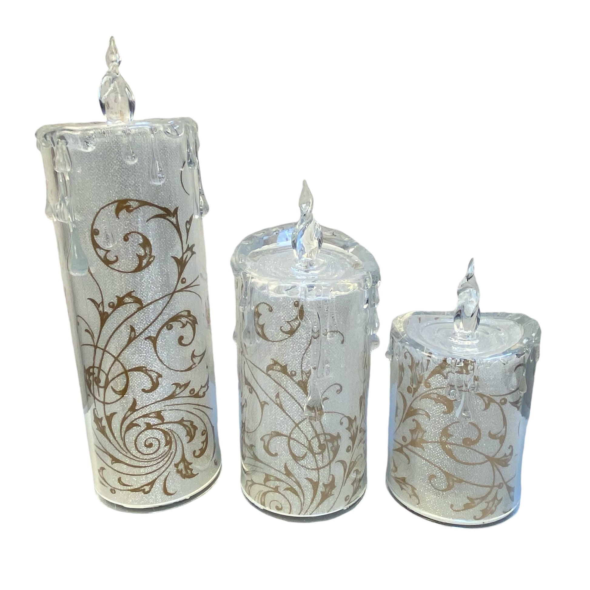 Acryl Kerzen mit goldenen Ornamenten in drei verschiedenen Größen vor weißem Hintergrund