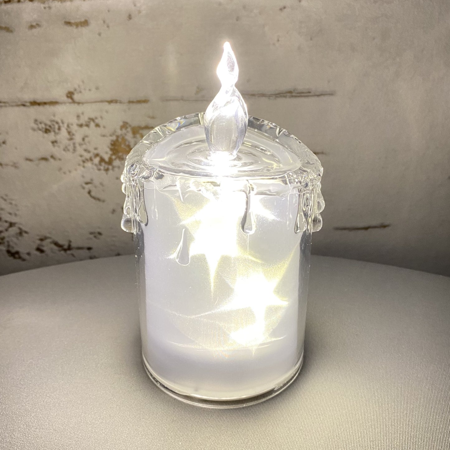 Kleine Acryl Kerze mit Sternen beleuchtet im Ambiente