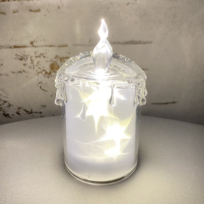 Kleine Acryl Kerze mit Sternen beleuchtet im Ambiente