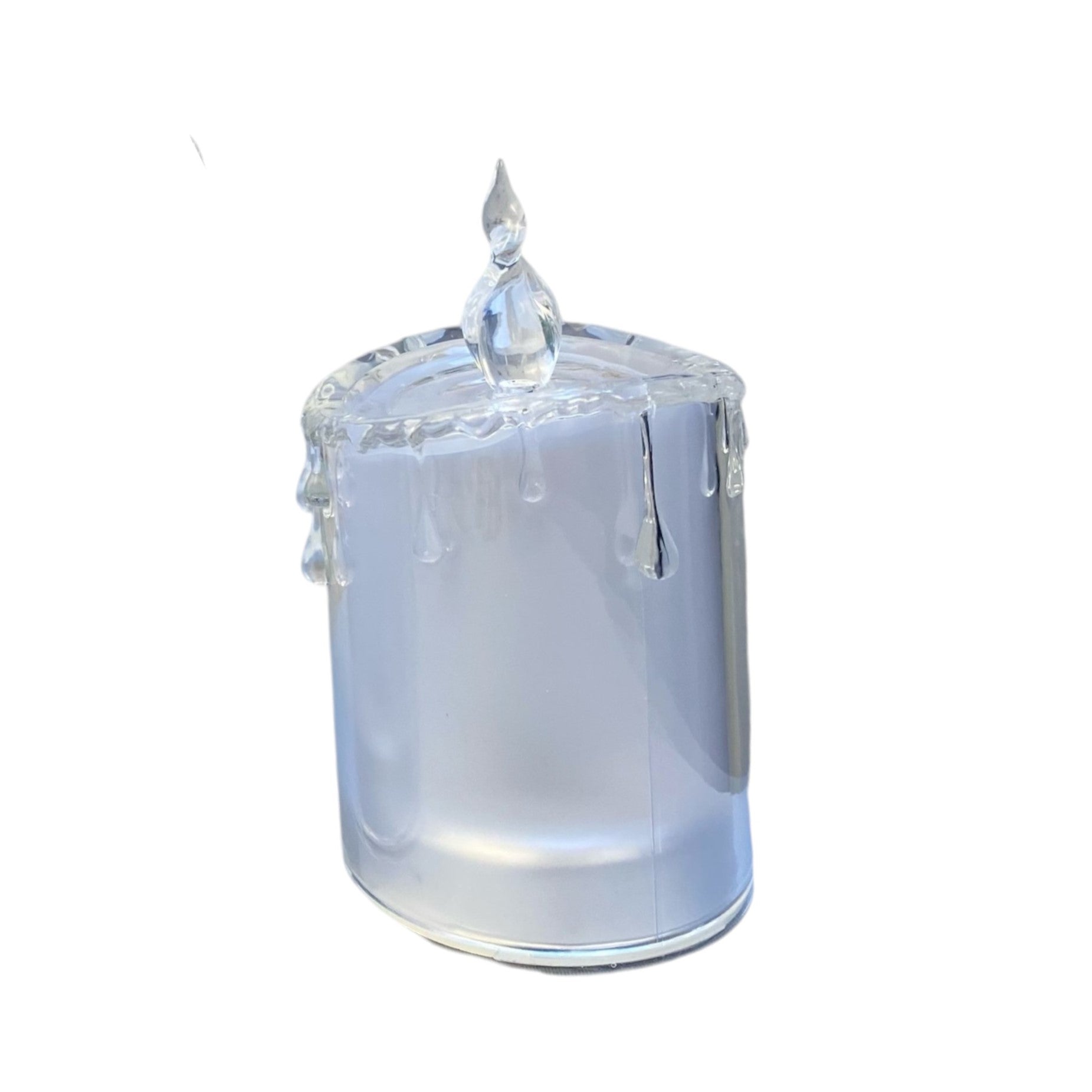 Kleine Acryl Kerze vor weißem Hintergrund