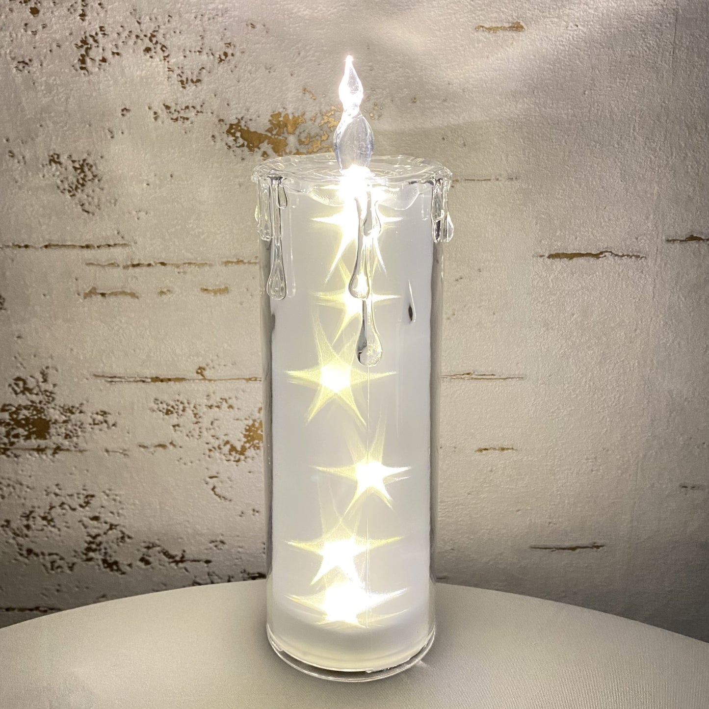 Große Acryl Kerze mit Sternen beleuchtet im Ambiente