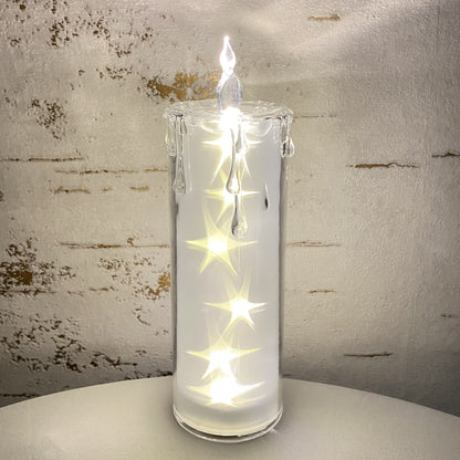 Große Acryl Kerze mit Sternen beleuchtet im Ambiente
