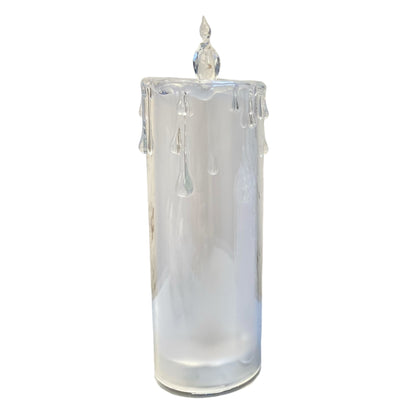 Große  Acryl Kerze vor weißem Hintergrund