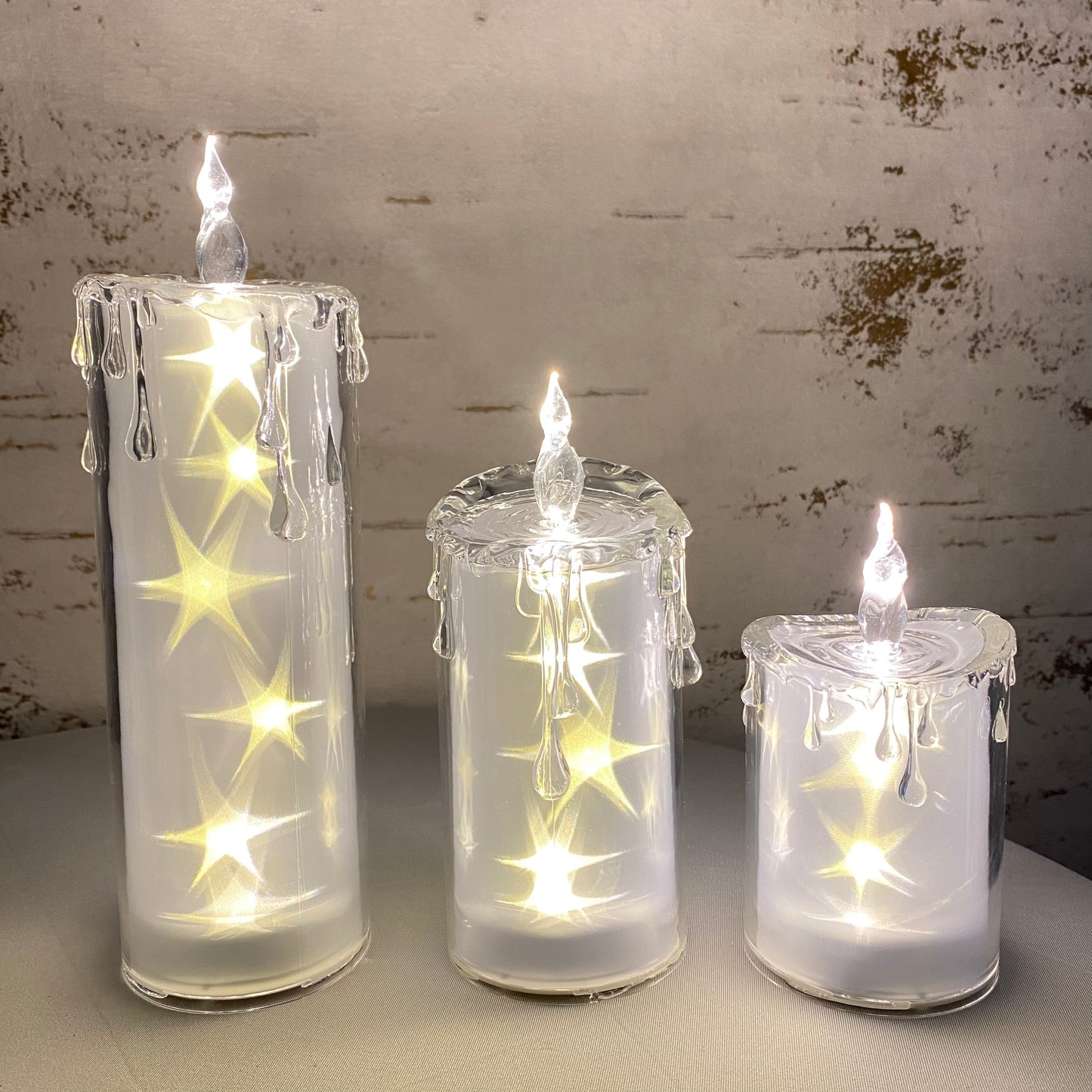 Beleuchtete LED Acryl Kerze in drei verschiedenen Größen im Ambiente platziert