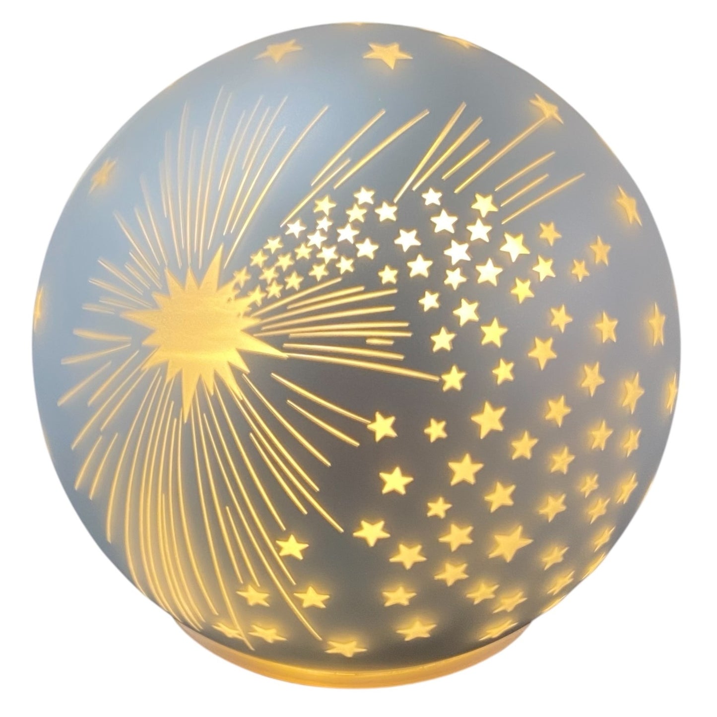 Runde LED-Deko-Kugel in mattem Silber mit ausgestanztem Sternenmotiv und leuchtendem Sternenmuster.