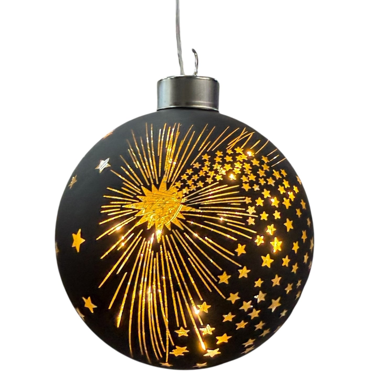 Eine schwarze LED-Dekokugel mit Sternschnuppenmotiv zeigt eine Kombination aus Linien- und Sternausstanzungen.