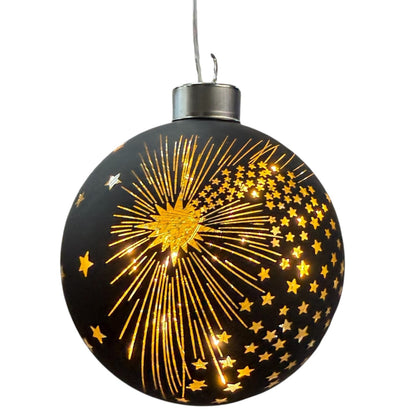 Eine schwarze LED-Dekokugel mit Sternschnuppenmotiv zeigt eine Kombination aus Linien- und Sternausstanzungen.