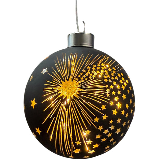 Eine schwarze LED-Dekokugel mit Sternschnuppenmotiv zeigt eine Kombination aus Linien- und Sternausstanzungen.