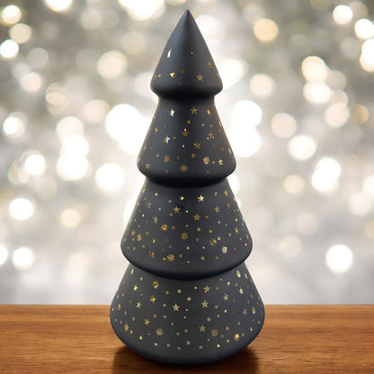 Eleganter schwarzer Deko-Tannenbaum mit goldfarbenen Sternen und Lichtpunkten, stilvoll auf Holztisch präsentiert.