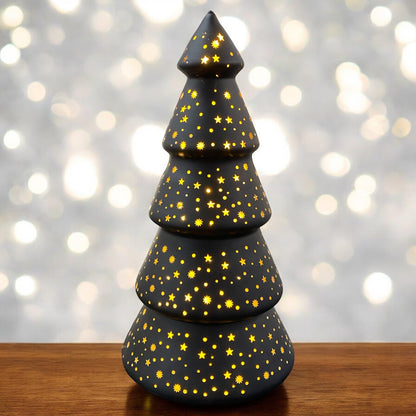 Schwarzer LED-Weihnachtsbaum mit leuchtenden Sternen und Punkten, dekorativ vor hellem Bokeh-Hintergrund platziert.